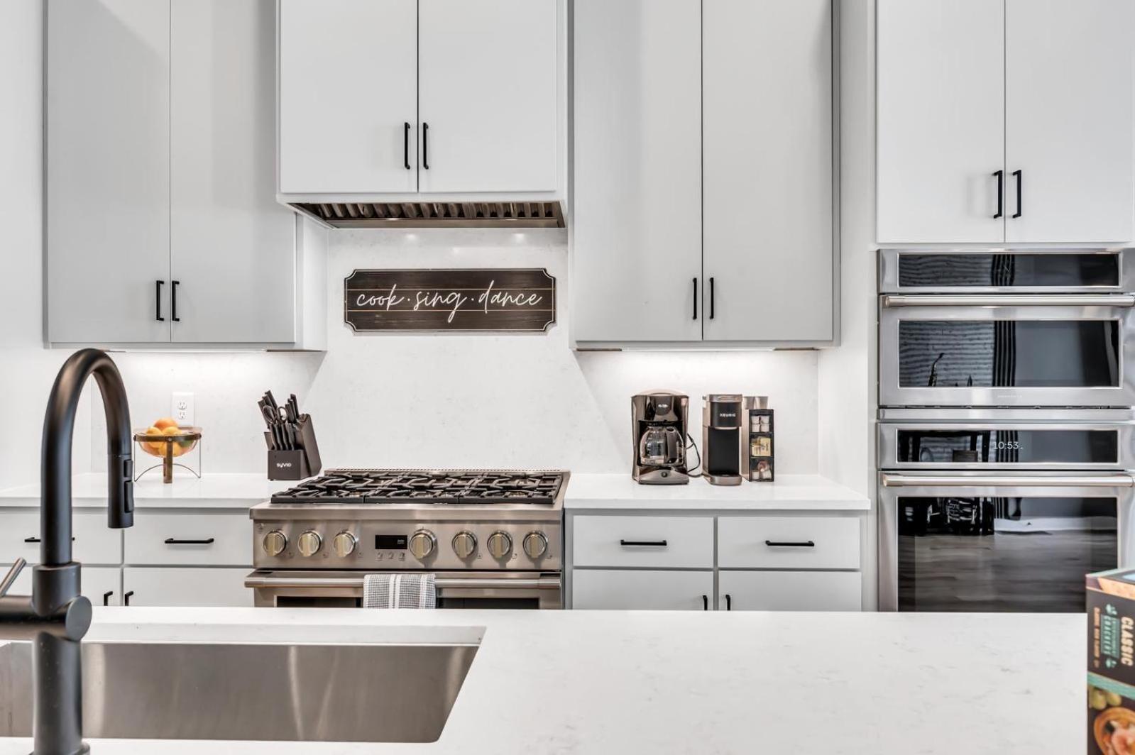 C On Music Row, 4 Min Broadway * Nashville