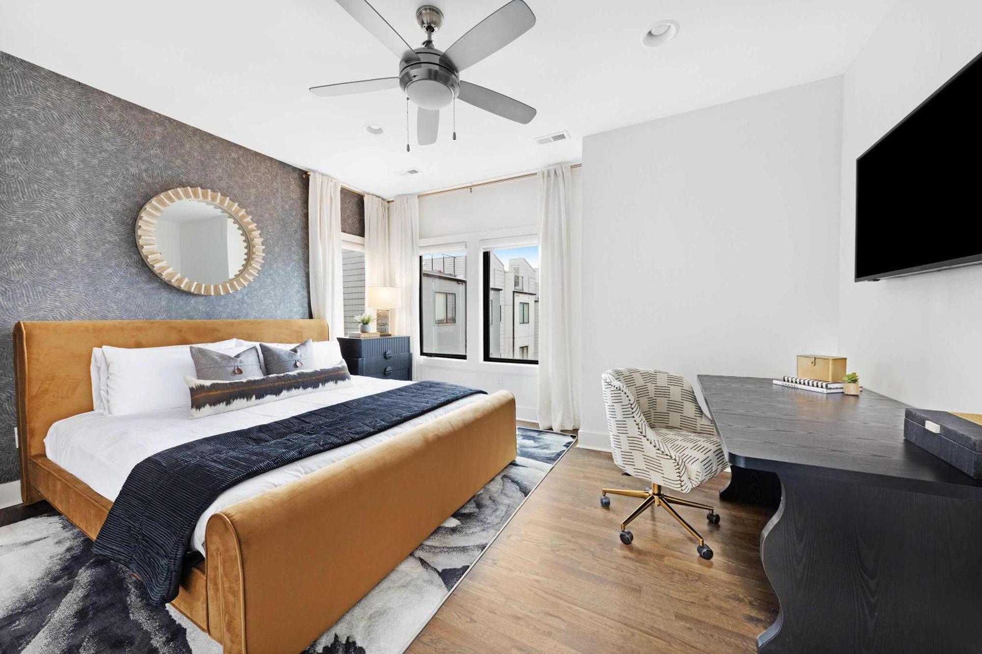 The Hawkins House - Walk To Gulch, Rooftop Views! Holiday home *