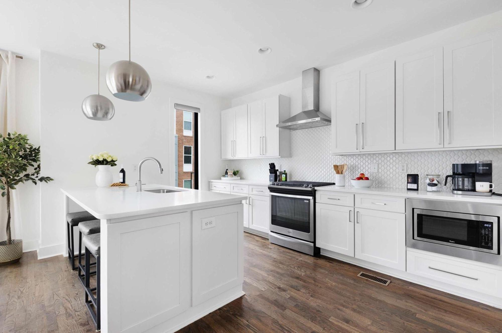 The Hawkins House - Walk To Gulch, Rooftop Views! Holiday home Nashville