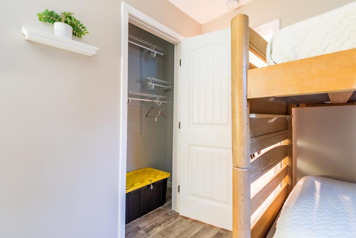 Holiday home 7 Min Drive To Broadway- Walkable Neighborhood