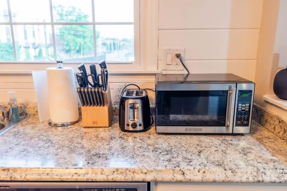 Apartment Sleeps 6-full Kitchen-4 Beds-big Couch-officespace *