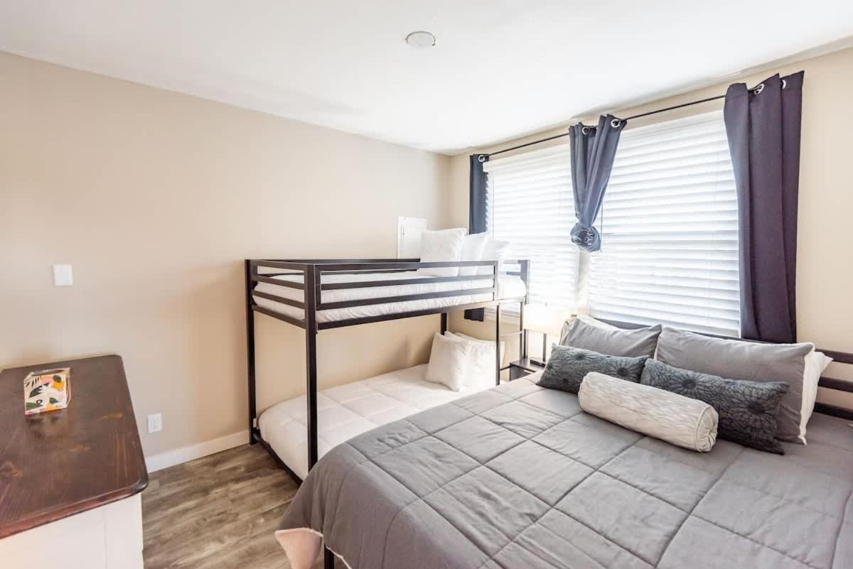 Sleeps 6-full Kitchen-4 Beds-big Couch-officespace Apartment