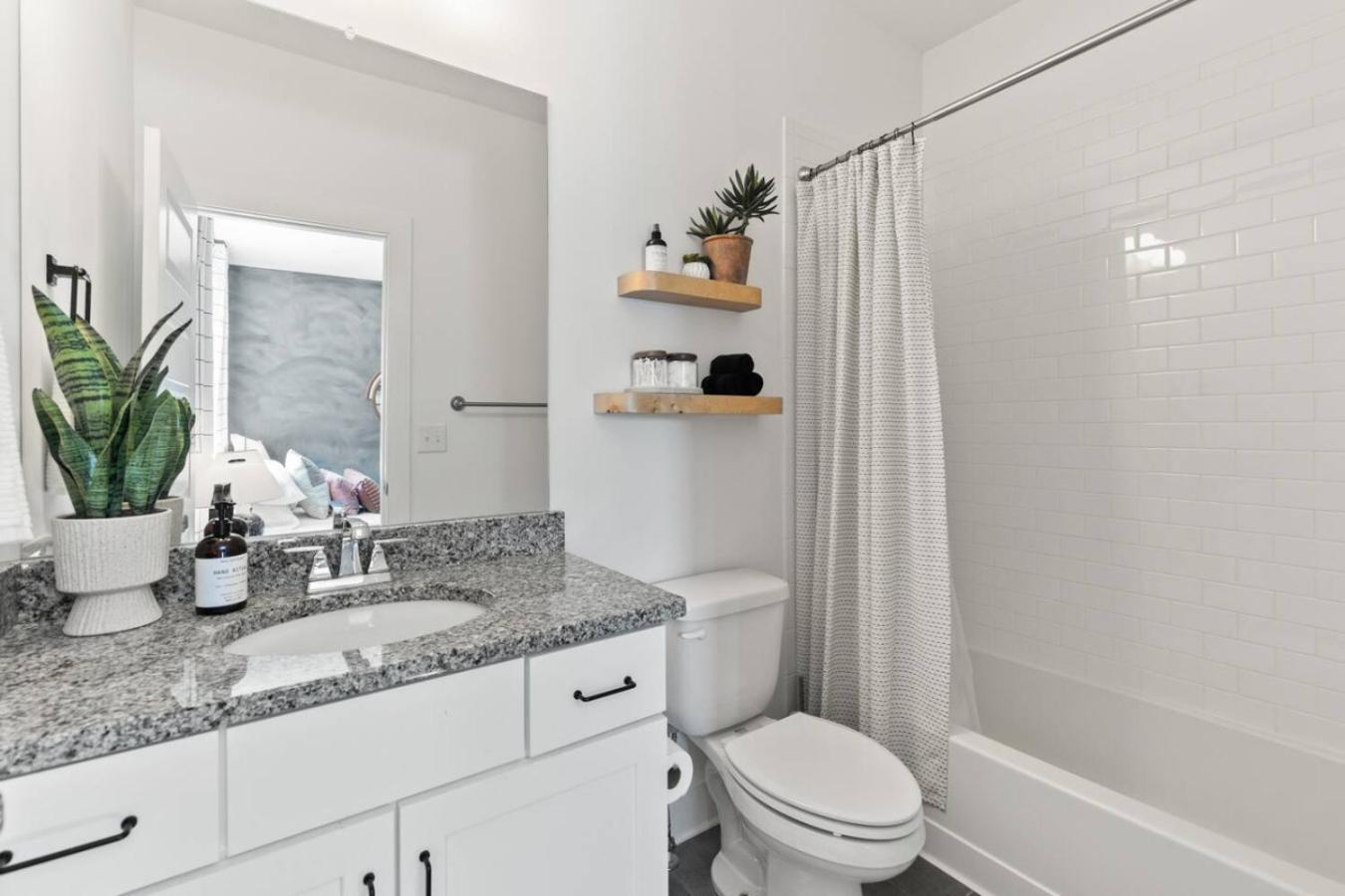 Holiday home Vibrant In The Nations With Garage Walk To Restaurants And Shops Nashville