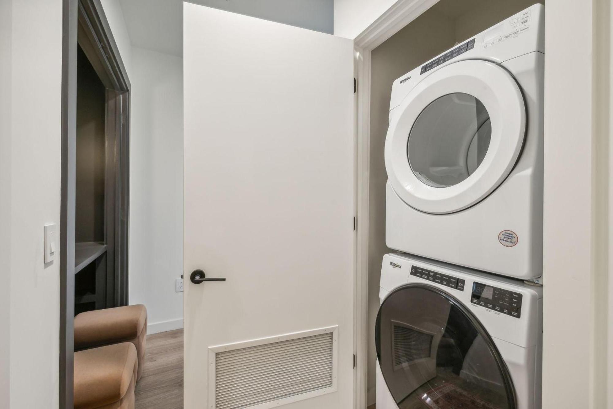 Holiday home Hyve - Harmony Strum - Walk To Broadway - Pool & Gym *