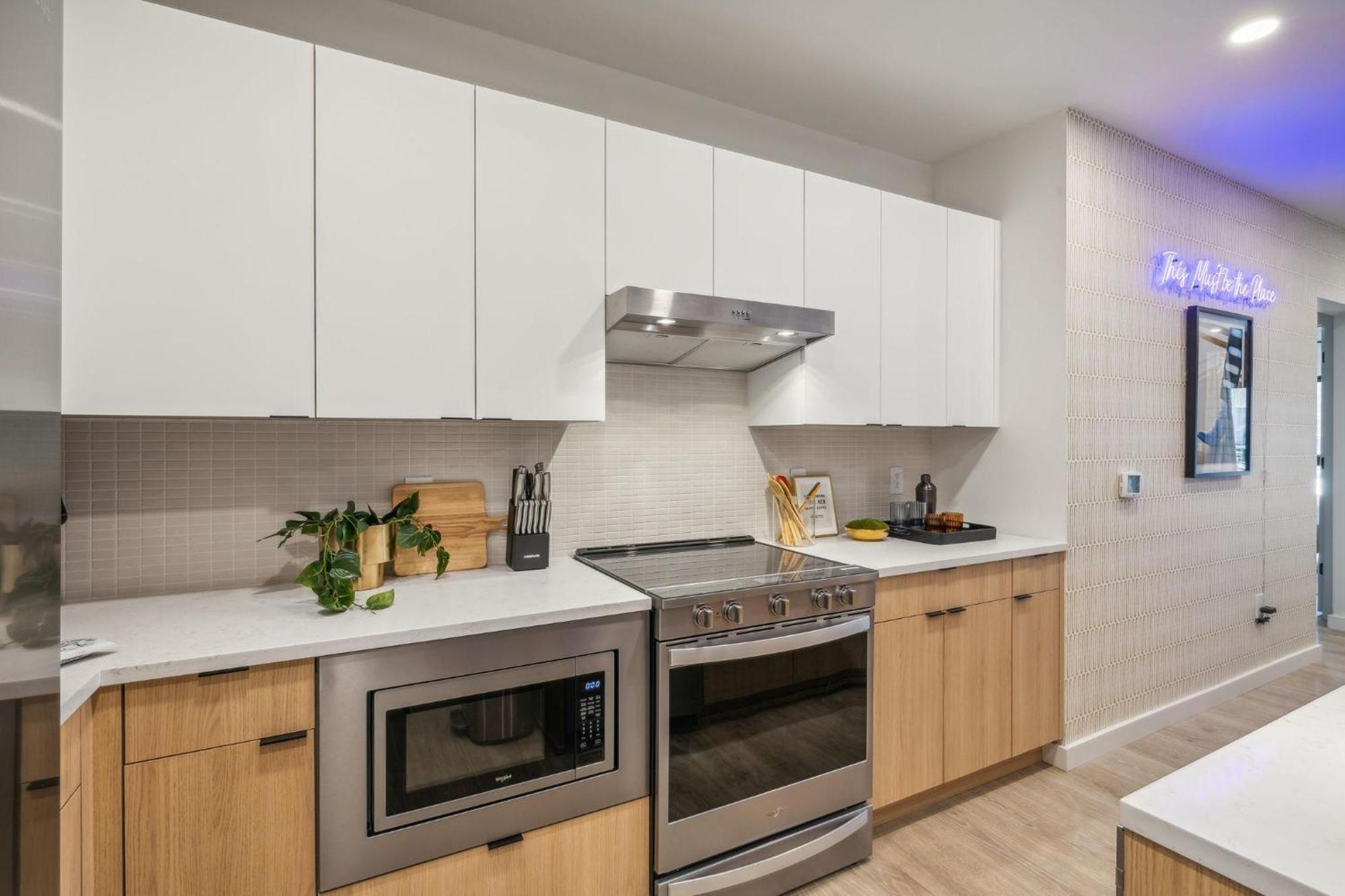 Hyve - Harmony Strum - Walk To Broadway - Pool & Gym Nashville