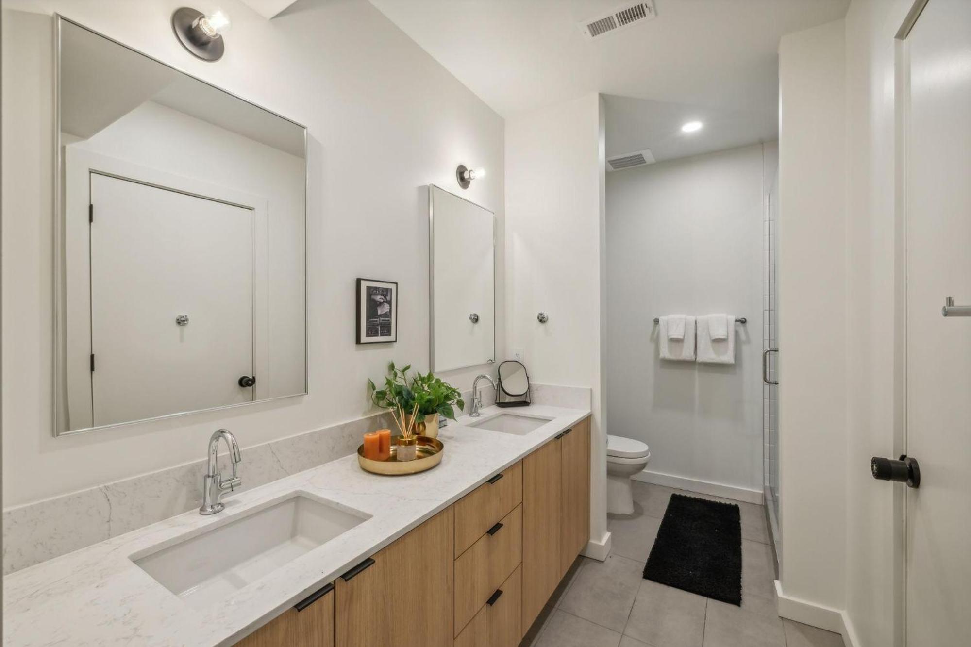 Hyve - Harmony Strum - Walk To Broadway - Pool & Gym Holiday home *