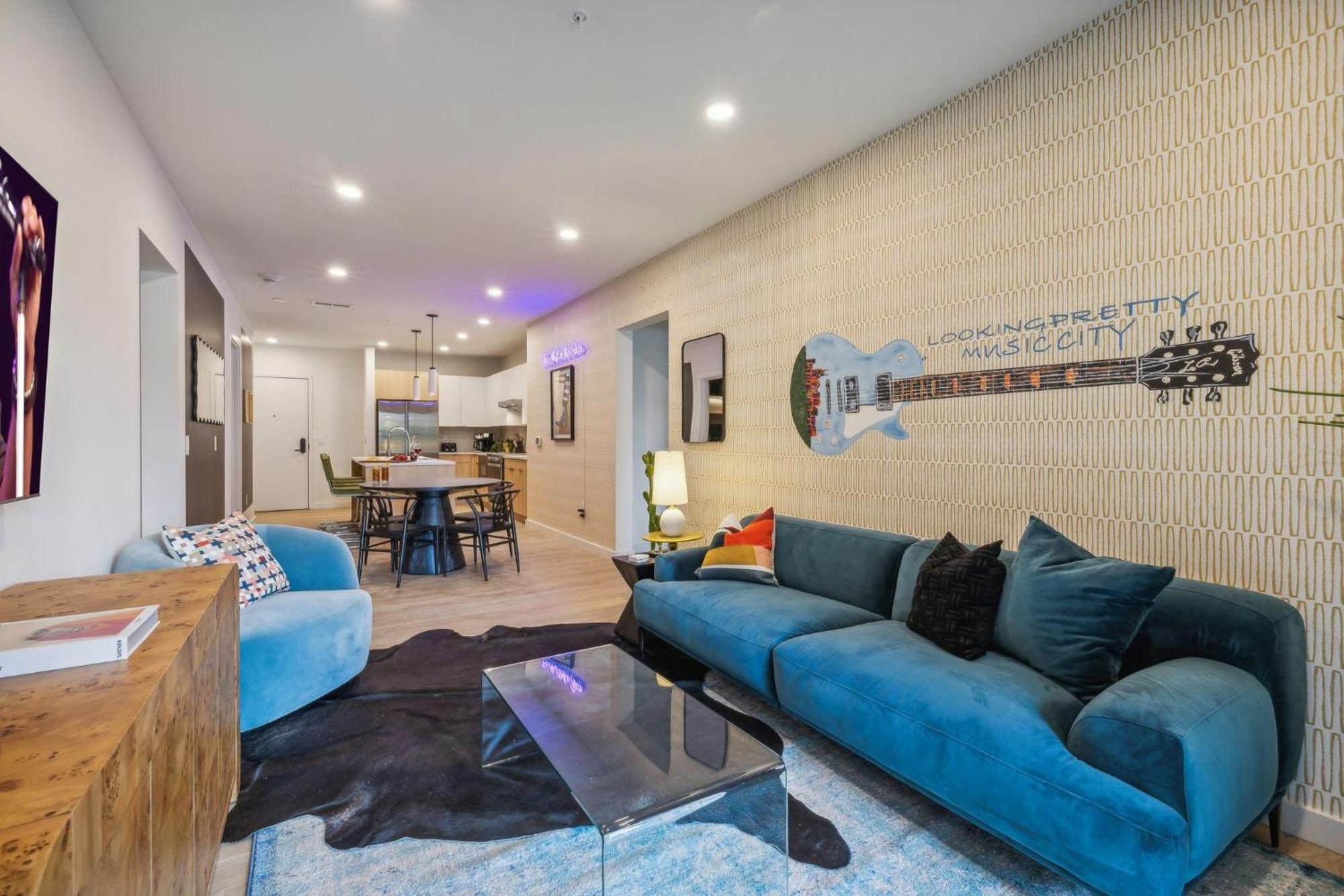 Hyve - Harmony Strum - Walk To Broadway - Pool & Gym Holiday home