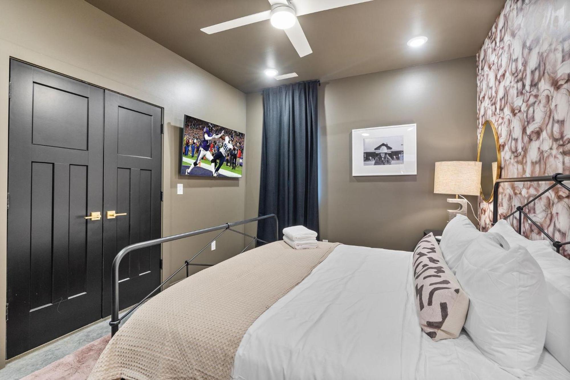 Modern Cowboy - Private Balcony - Mins To Broadway Holiday home *