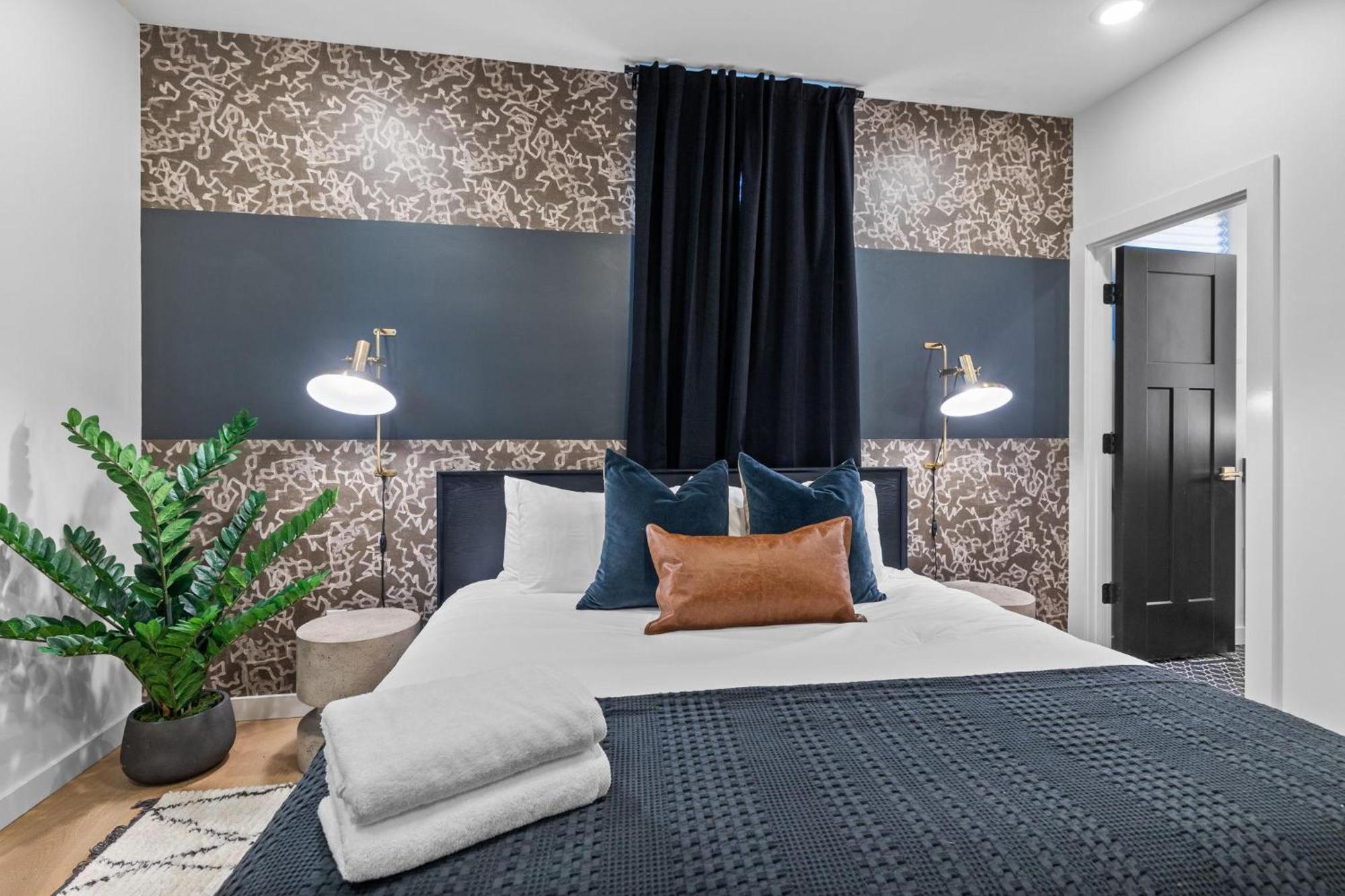 Holiday home Modern Cowboy - Private Balcony - Mins To Broadway