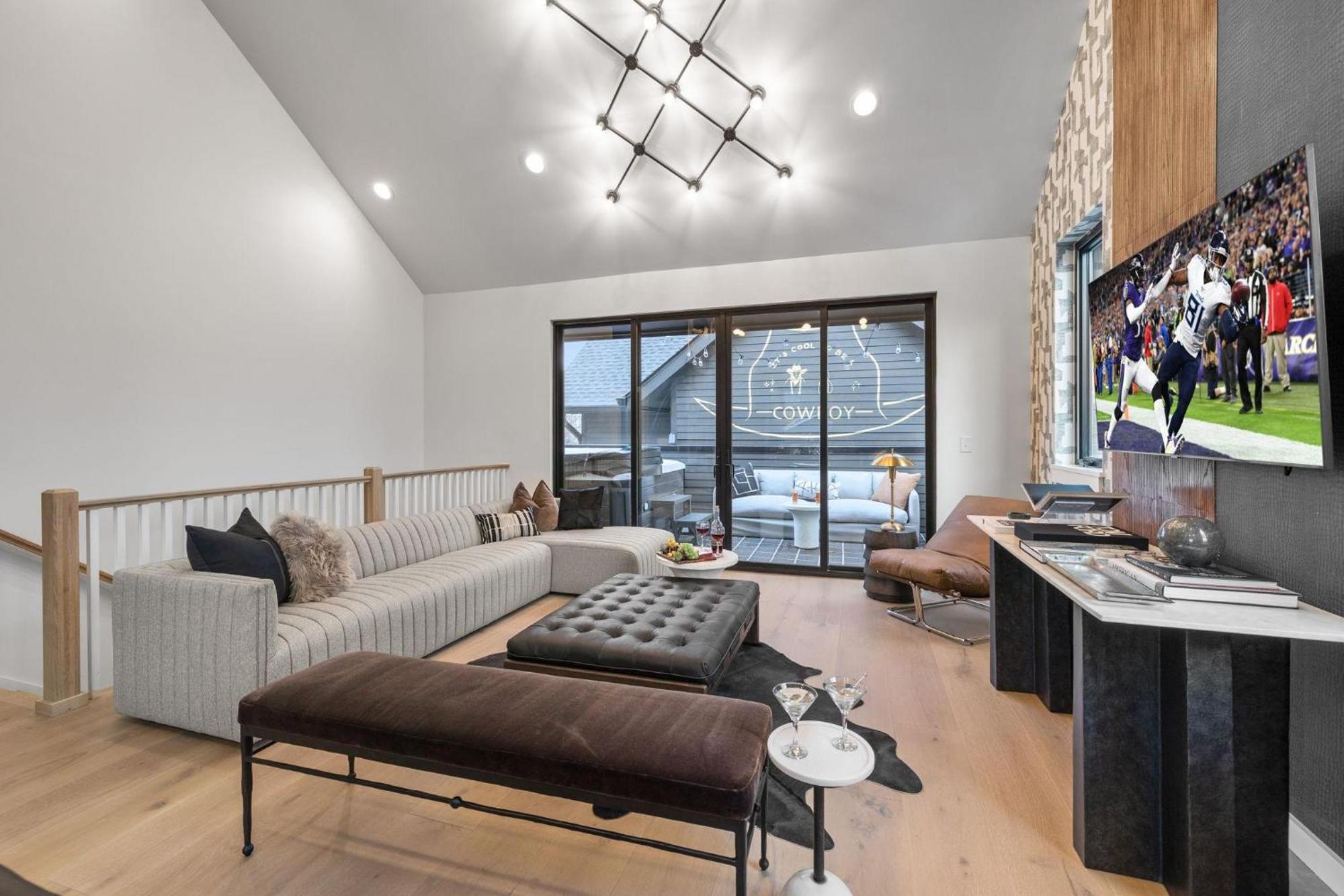 Modern Cowboy - Private Balcony - Mins To Broadway Nashville