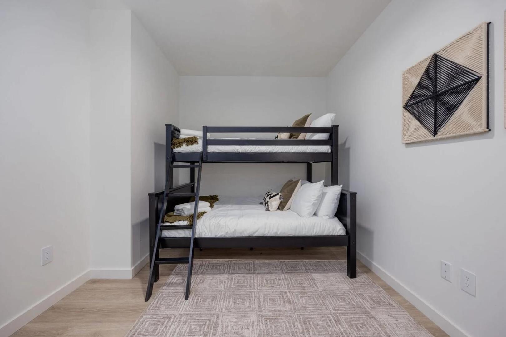 Holiday home Plush Haven-2 Unit Combo-walk To Broadway