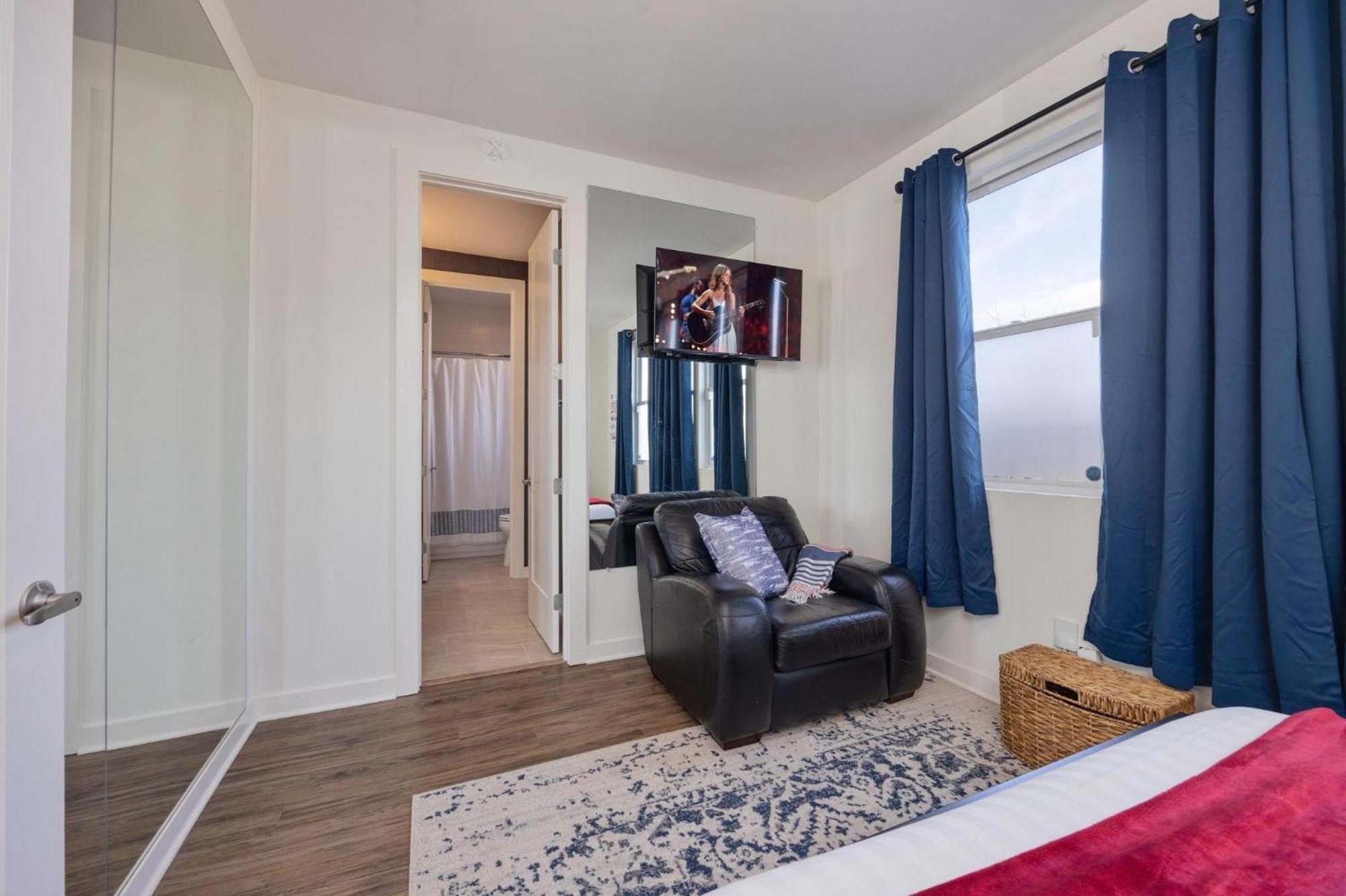 Notes - Sleeps 8 - Mins To Broadway! Holiday home *