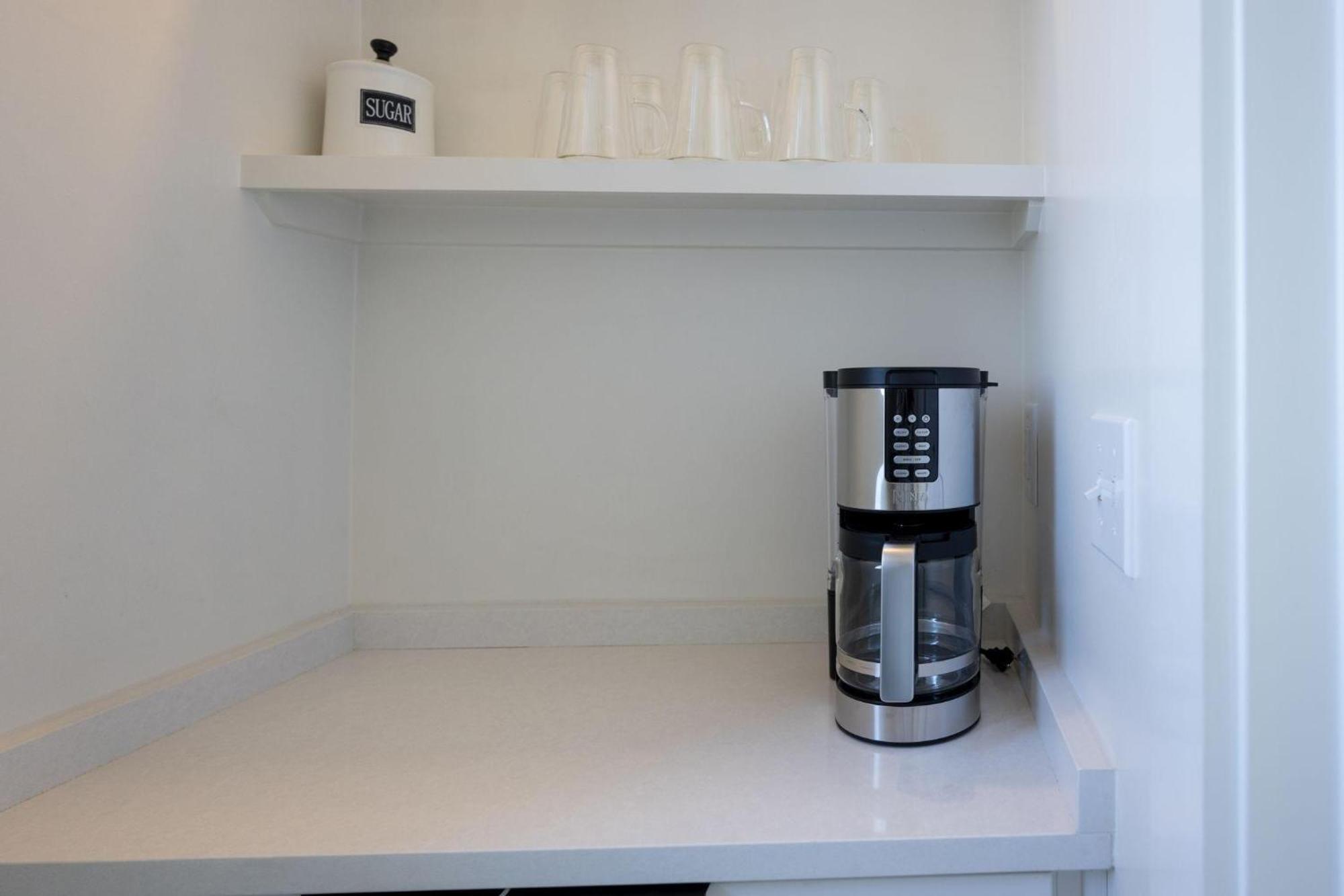 Notes - Sleeps 8 - Mins To Broadway! Holiday home