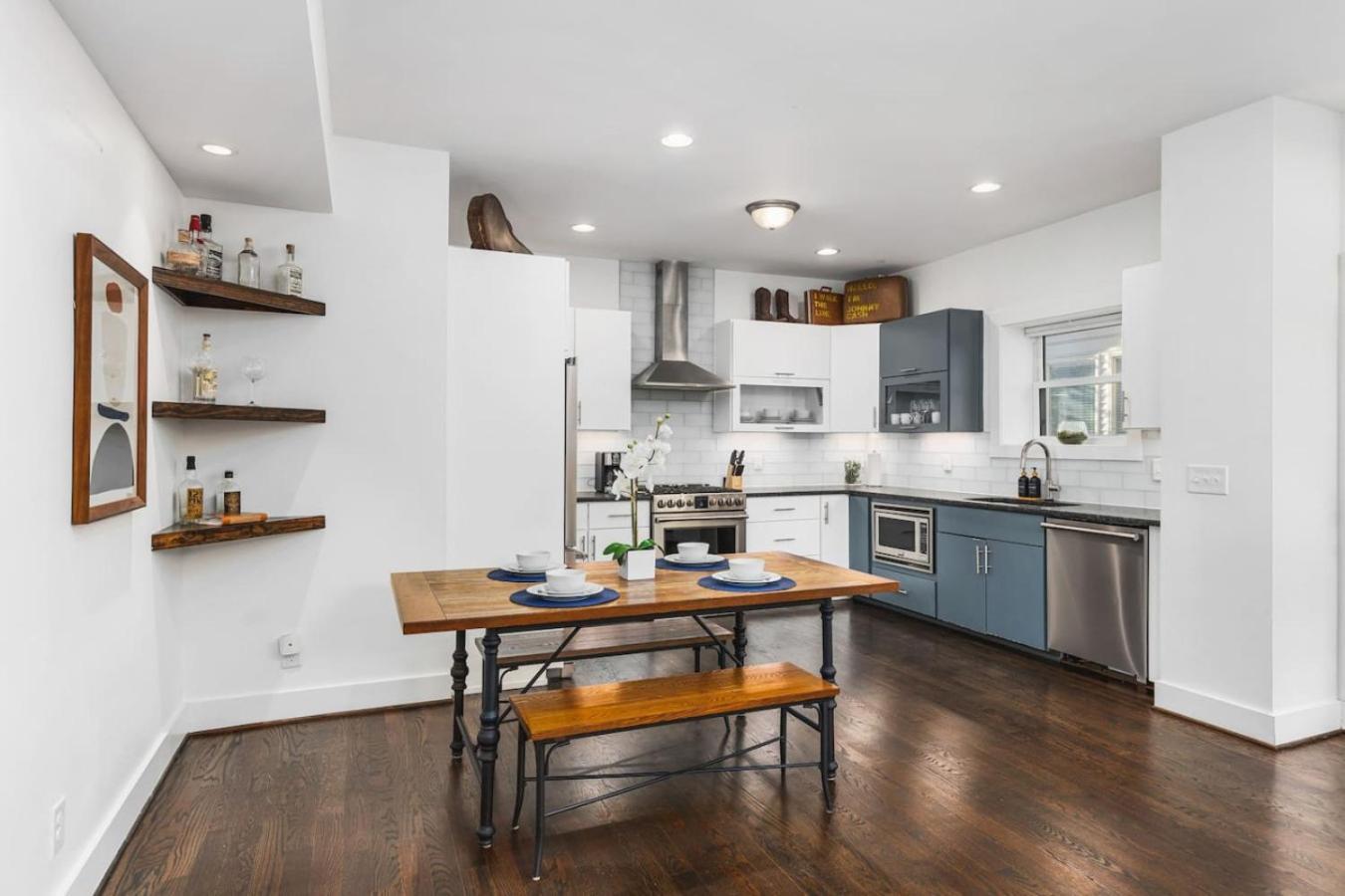 Holiday home Two Adjacent Homes In 12 South And Belmont Area Sleeps 20 People