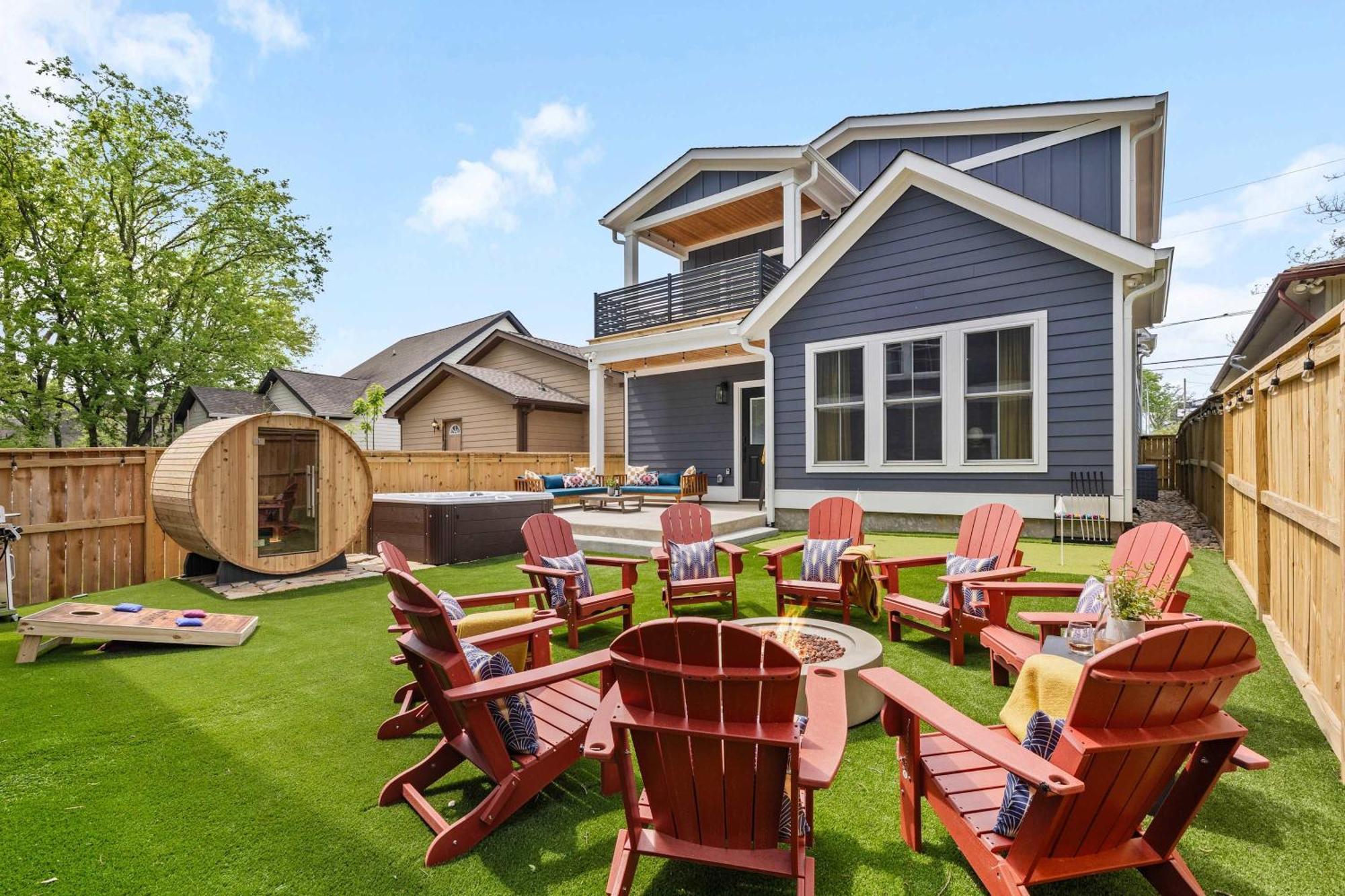 Holiday home The Morrison - Karaoke Theater Backyard Oasis *