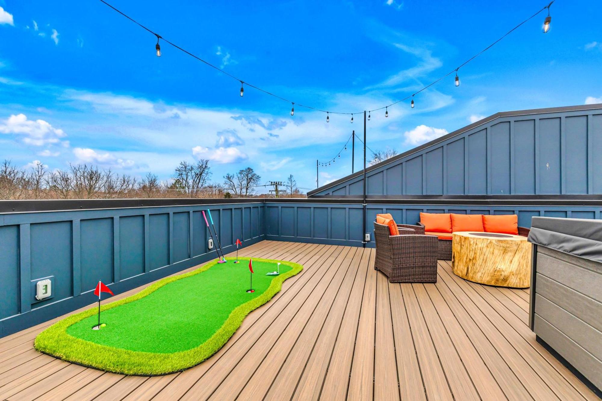 Rooftop Hot Tub Game Barrel Sauna * Nashville