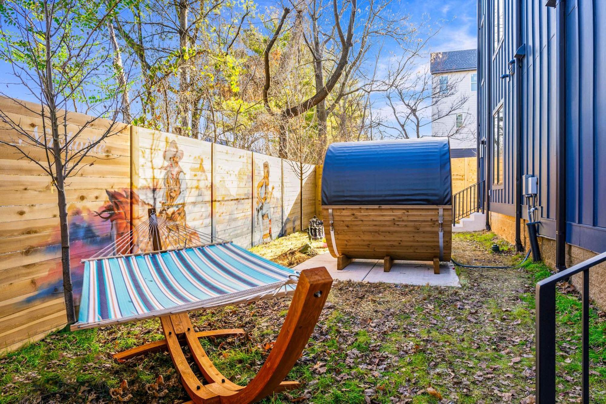 Rooftop Deck Hot Tub Game Downtown Holiday home *