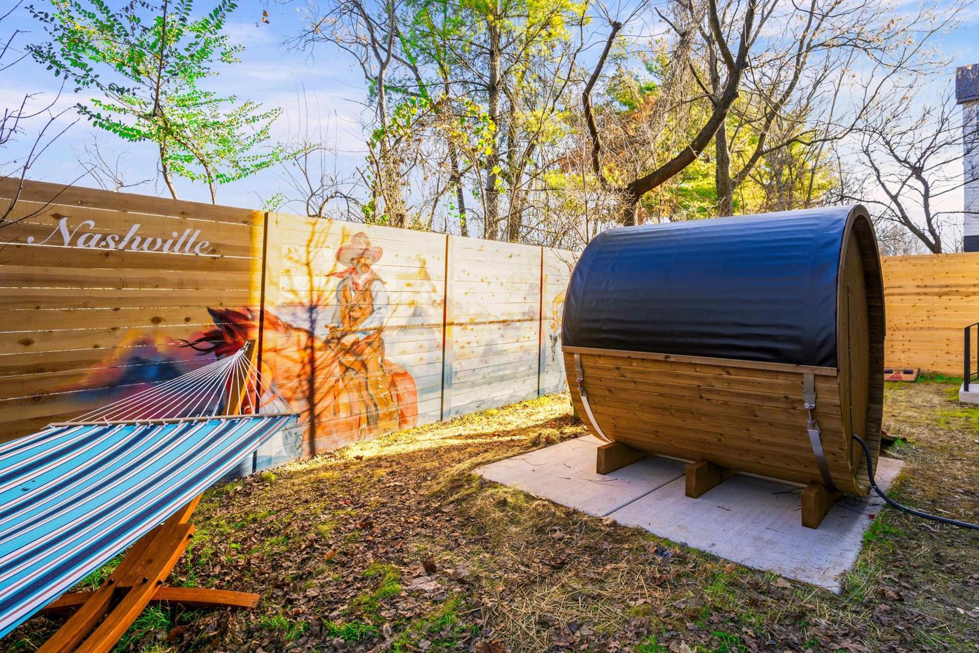 Rooftop Deck Hot Tub Game Downtown Holiday home *