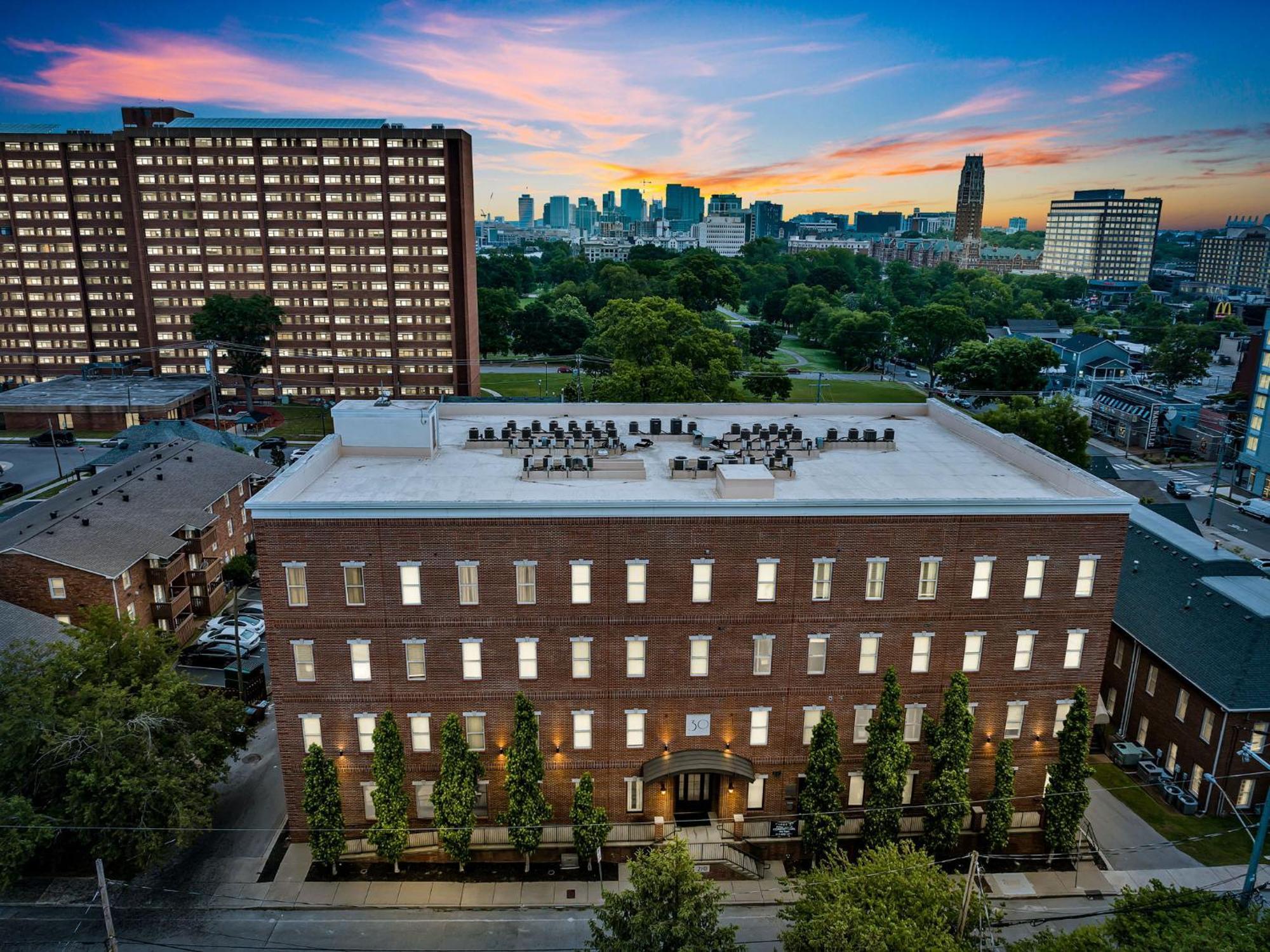 Legends Loft Modern Near Vandy On West End Holiday home
