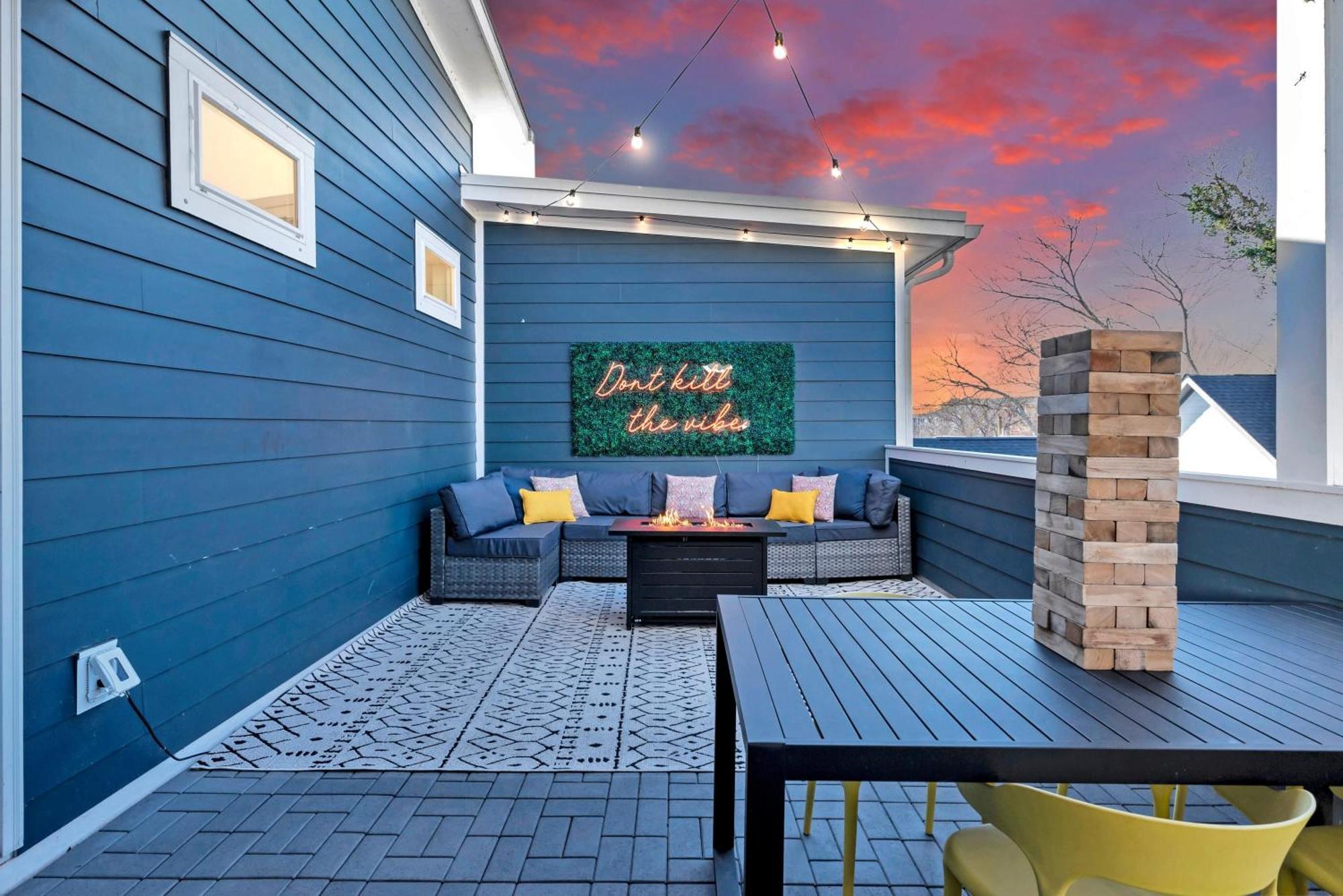 Private Roof Deck - Game - Broadway In 10 Holiday home