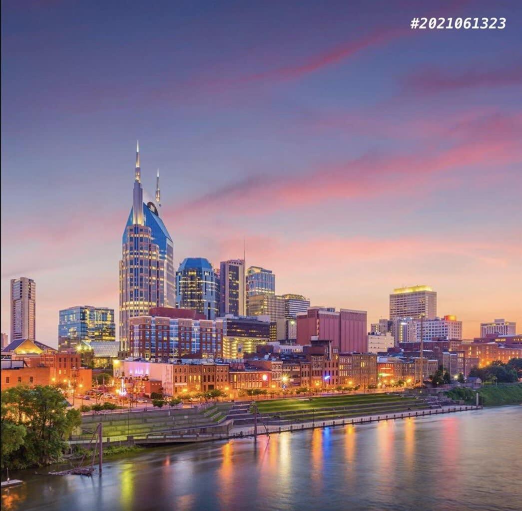 Holiday home West End Dream-private Balcony-6 Mins To Broadway Nashville