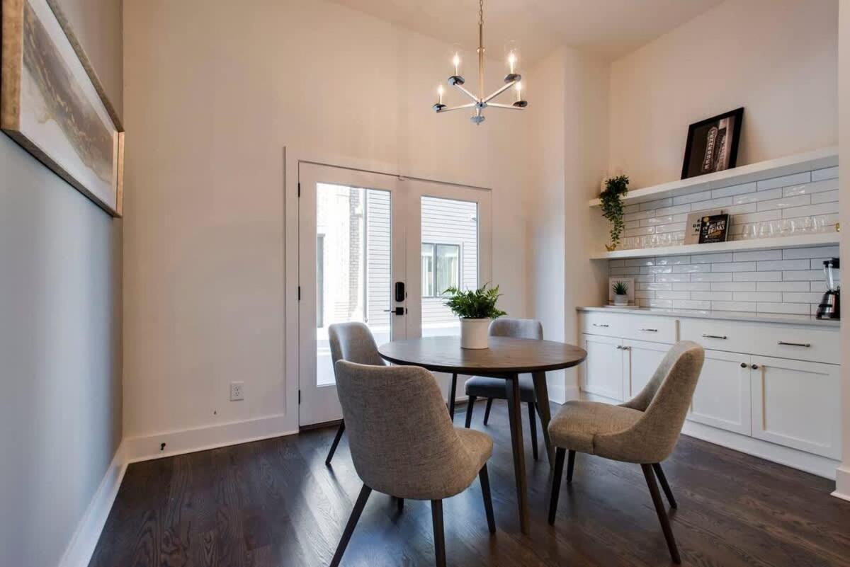 Holiday home West End Dream-private Balcony-6 Mins To Broadway *