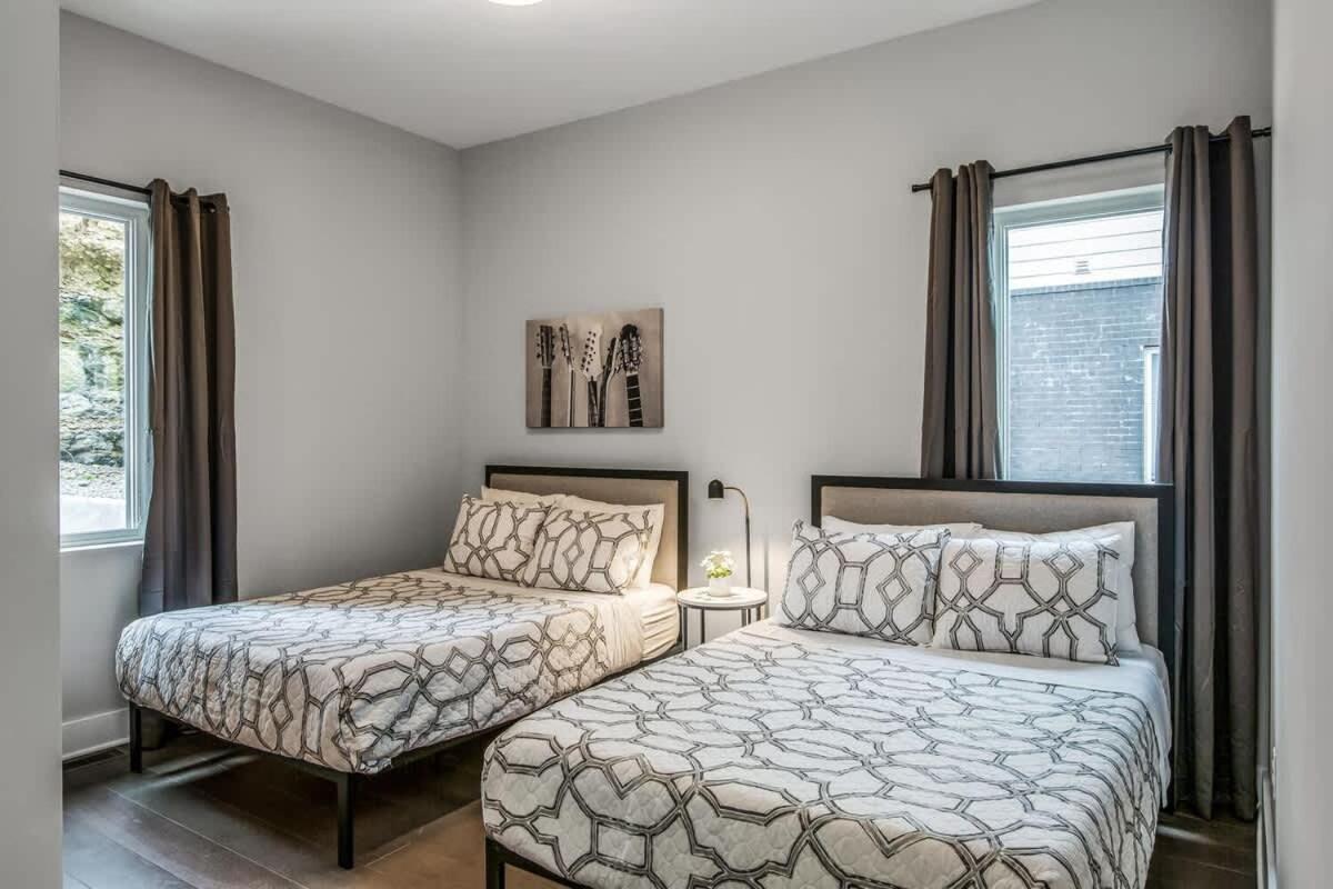 Stylish - Rooftop Deck - Hot Tub Holiday home *