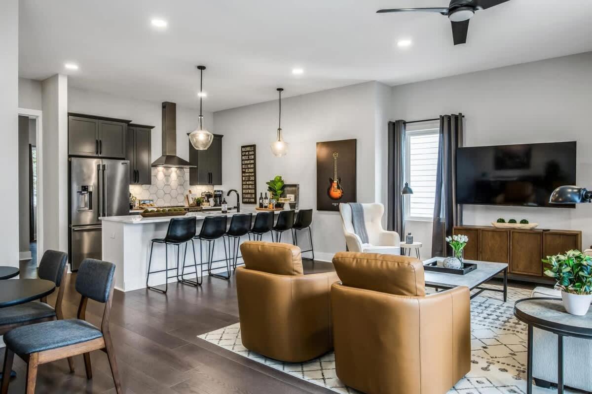 Stylish - Rooftop Deck - Hot Tub Holiday home