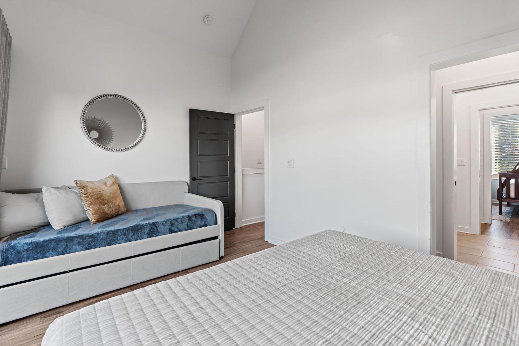 Charmer - Private Rooftop - Sleeps 14 Holiday home