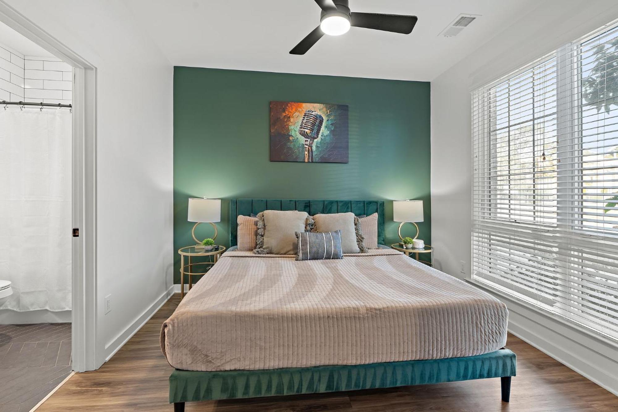 Charmer - Private Rooftop - Sleeps 14 Holiday home