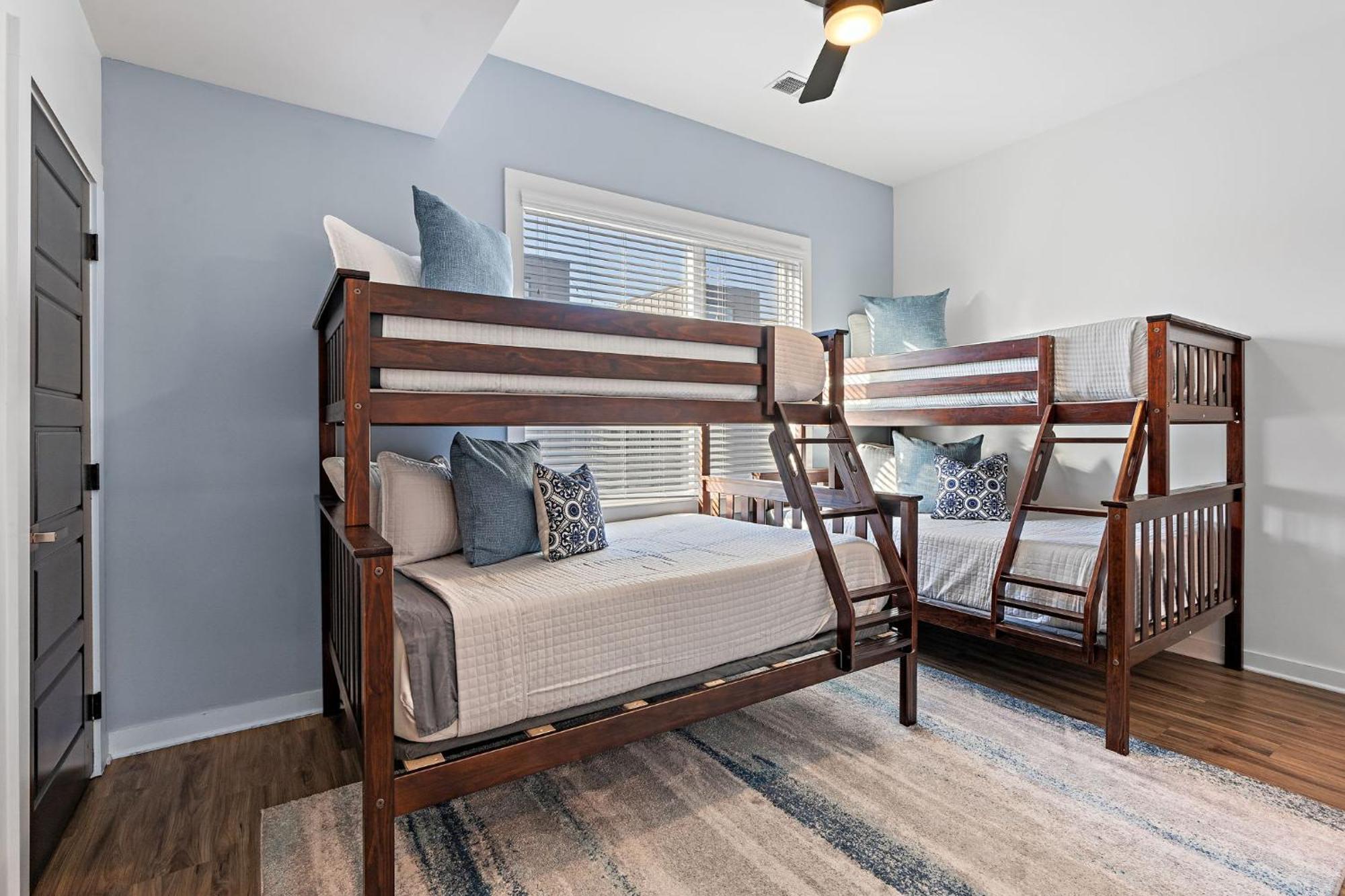 Charmer - Private Rooftop - Sleeps 14