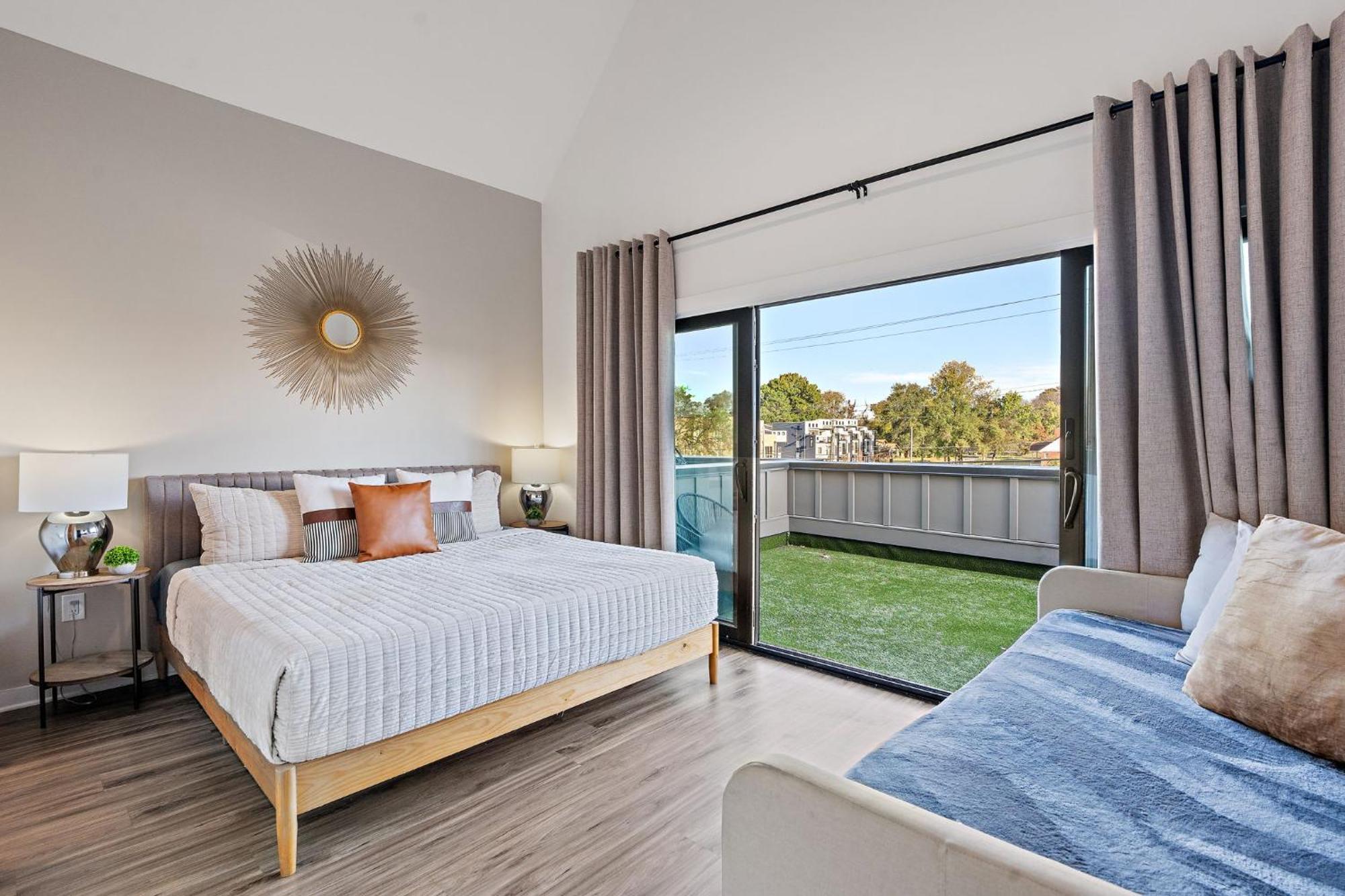 Charmer - Private Rooftop - Sleeps 14 *