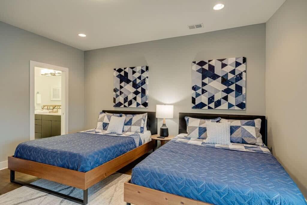 Honky Tonk Hangout - Minutes To Downtown - Rooftop Holiday home *