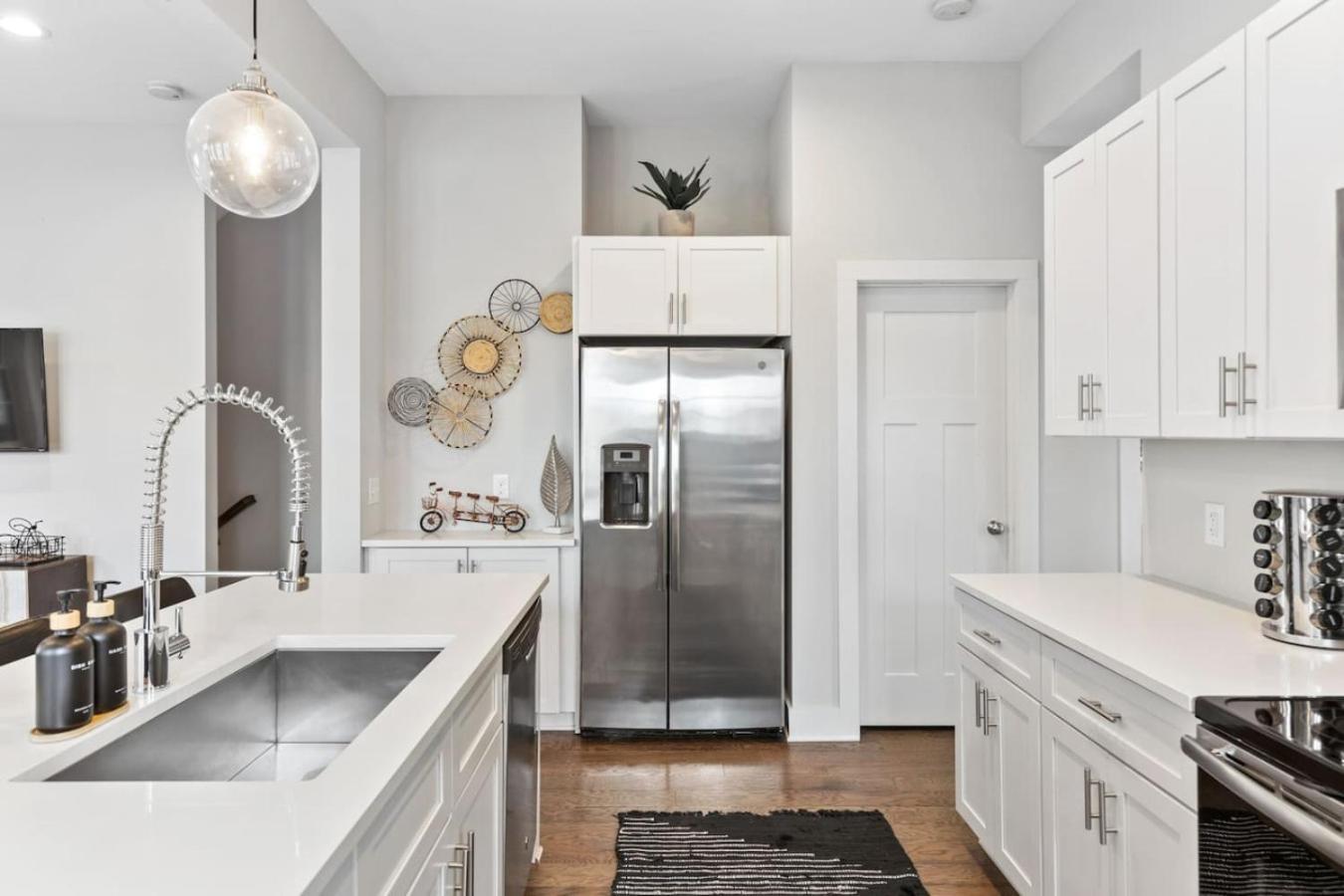 Holiday home Modern Bliss With Garage By 12 South Restaurants And 2 Miles Broadway *