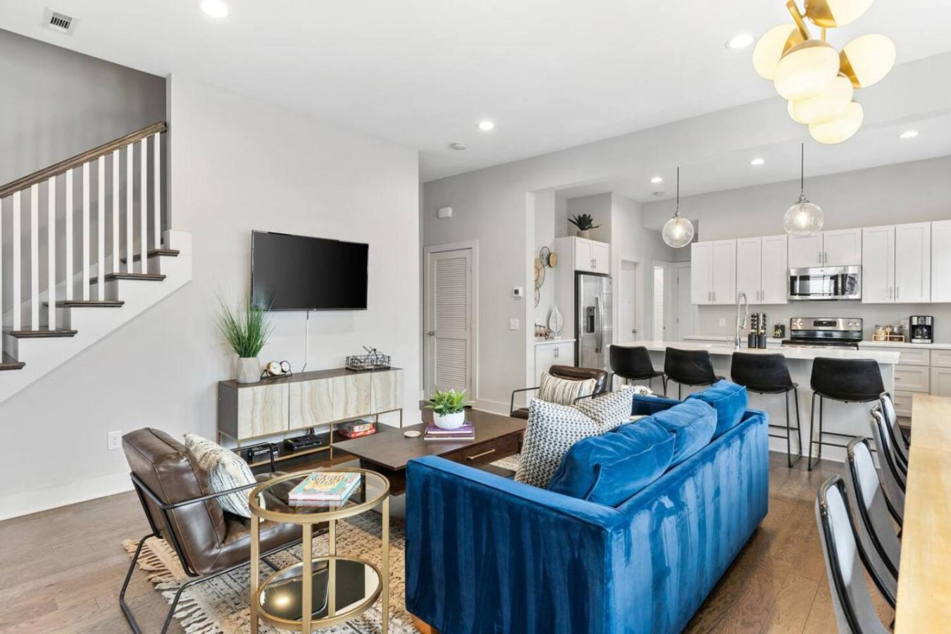 Modern Bliss With Garage By 12 South Restaurants And 2 Miles Broadway Holiday home *