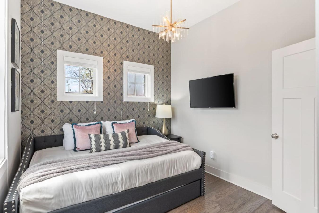 Holiday home Modern Bliss With Garage By 12 South Restaurants And 2 Miles Broadway *