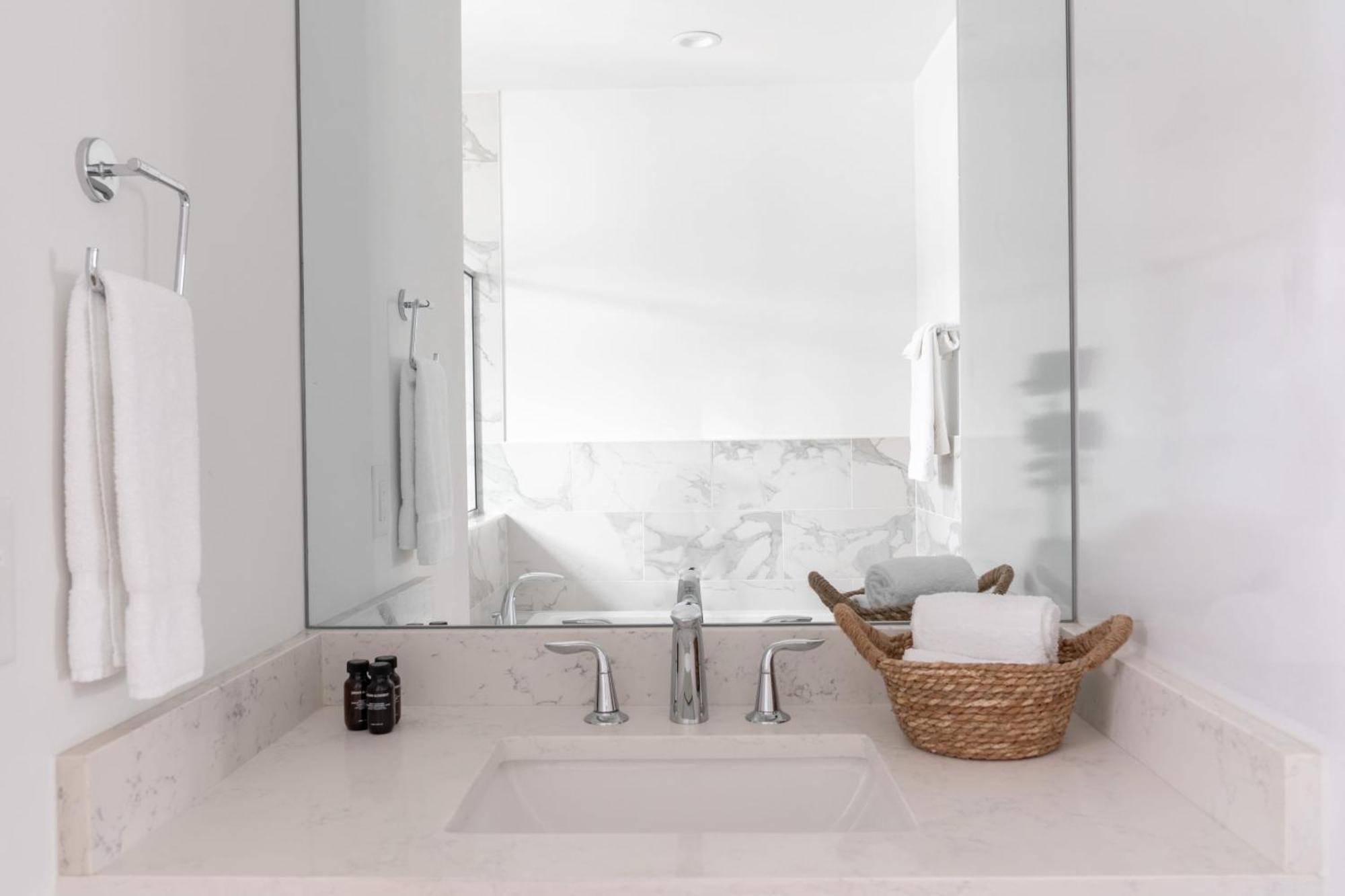 Sleeps 24 2 Homes Minutes To Downtownbroadway Faith Barbara By Avantstay *