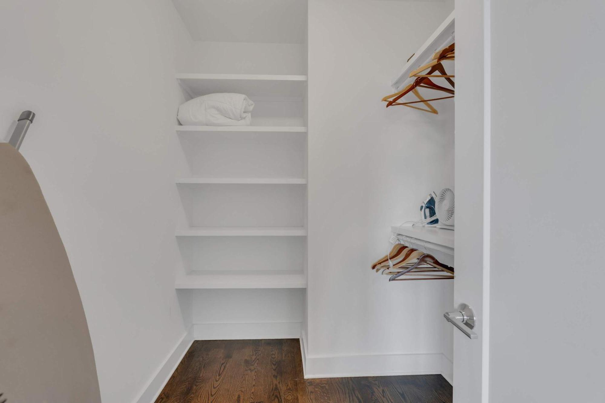 Holiday home Huge Rooftop 5 Mins To Dwtn Sleeps 12 *