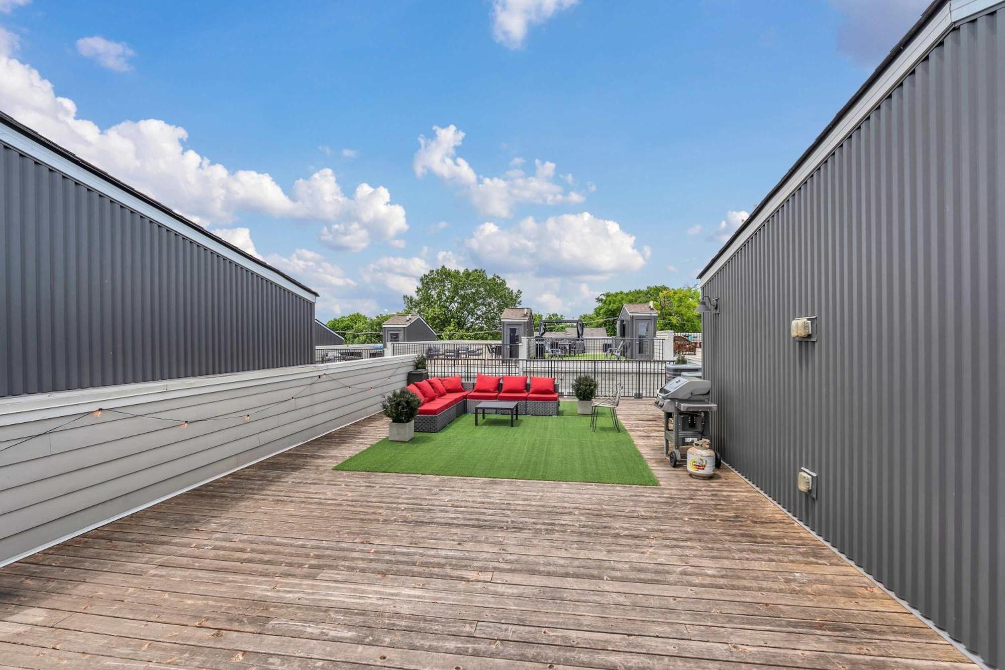 Huge Rooftop 5 Mins To Dwtn Sleeps 12