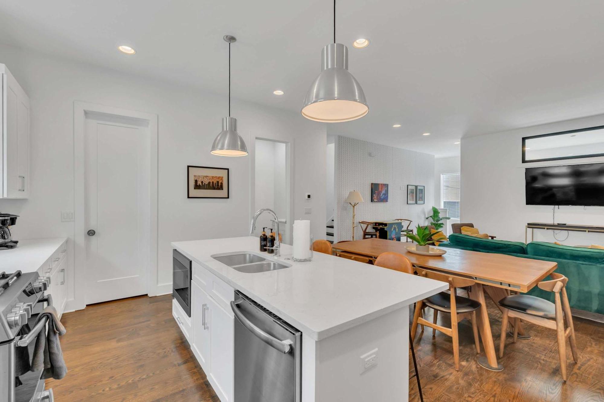 Huge Rooftop 5 Mins To Dwtn Sleeps 12 Holiday home Nashville