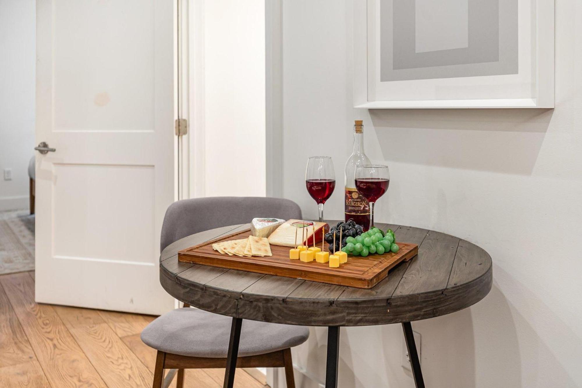 The Saddlery-setlist-4 Combo Unit-walk To Broadway Holiday home *