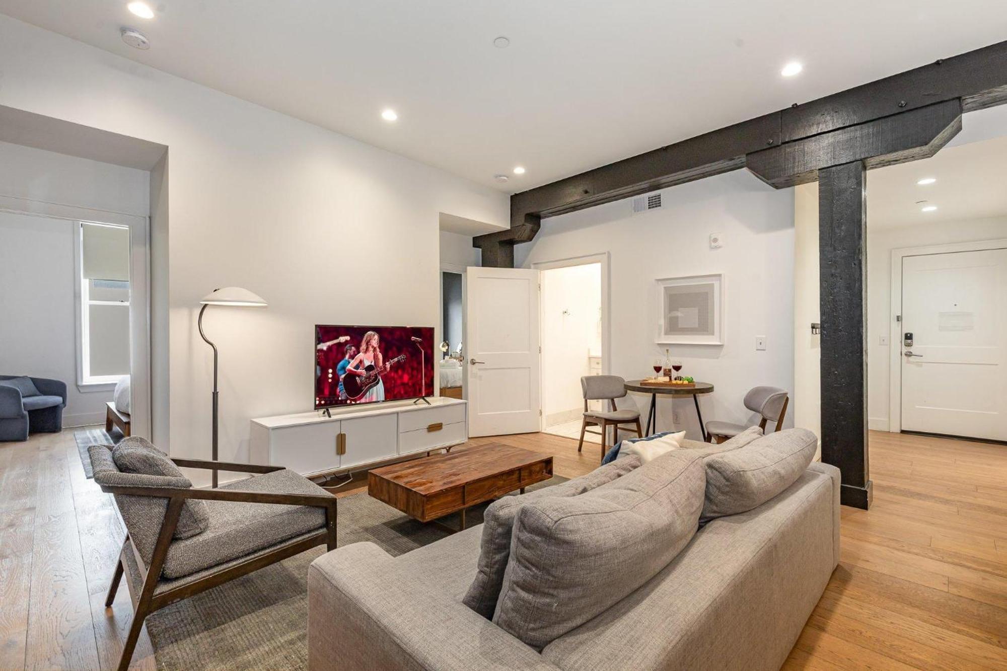 The Saddlery-setlist-4 Combo Unit-walk To Broadway Holiday home Nashville