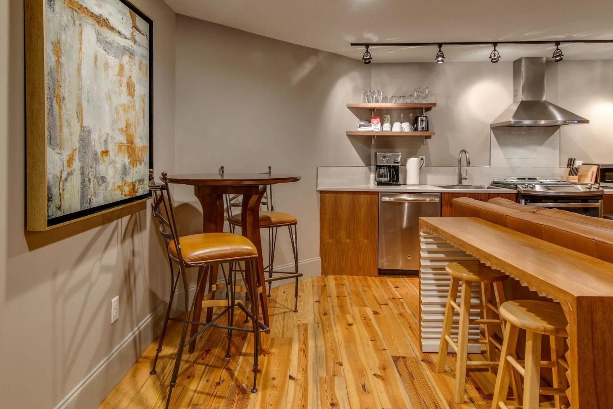 Comfy Family Retreat For 4 In Dt Walk To Broadway Nashville