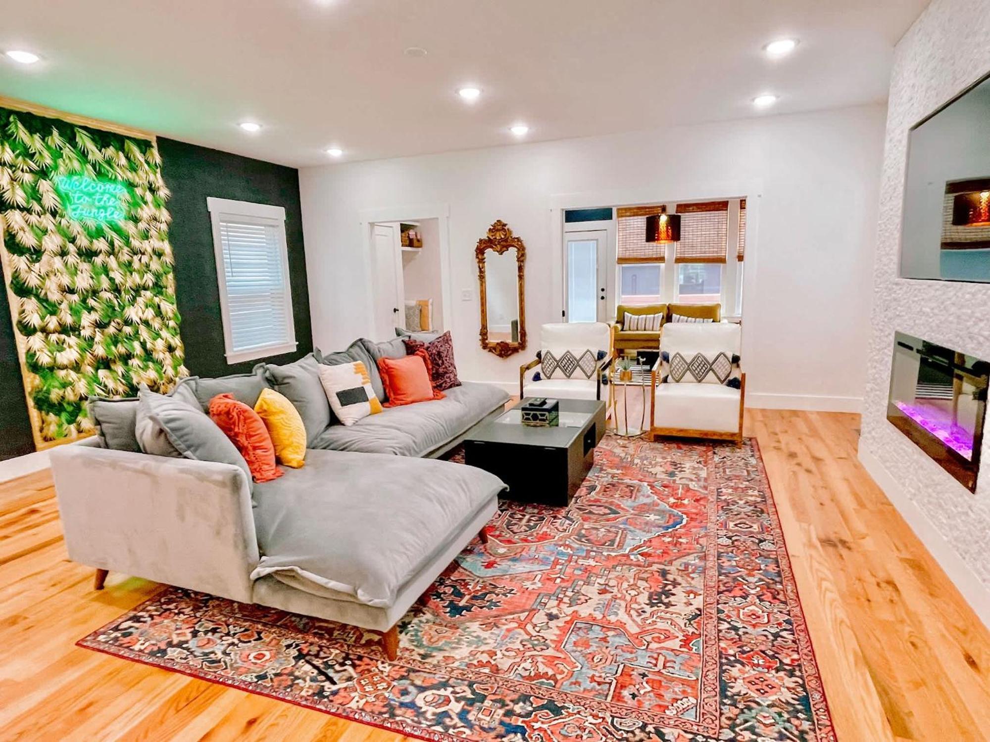 Glamorous 3 Bdr In East - Pet Friendly *