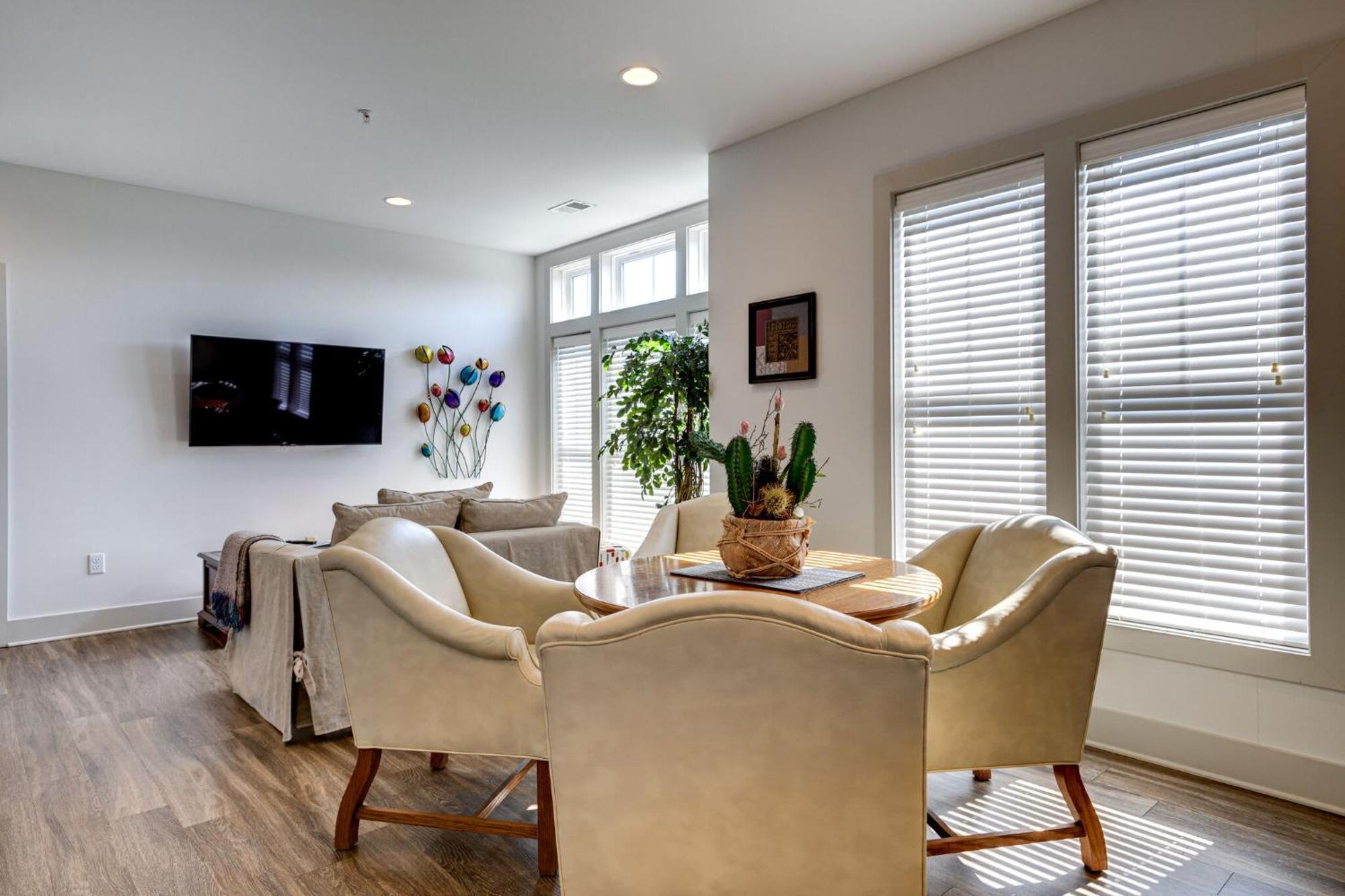 Quiet - Prime Locale Within Mins To Dt Holiday home *