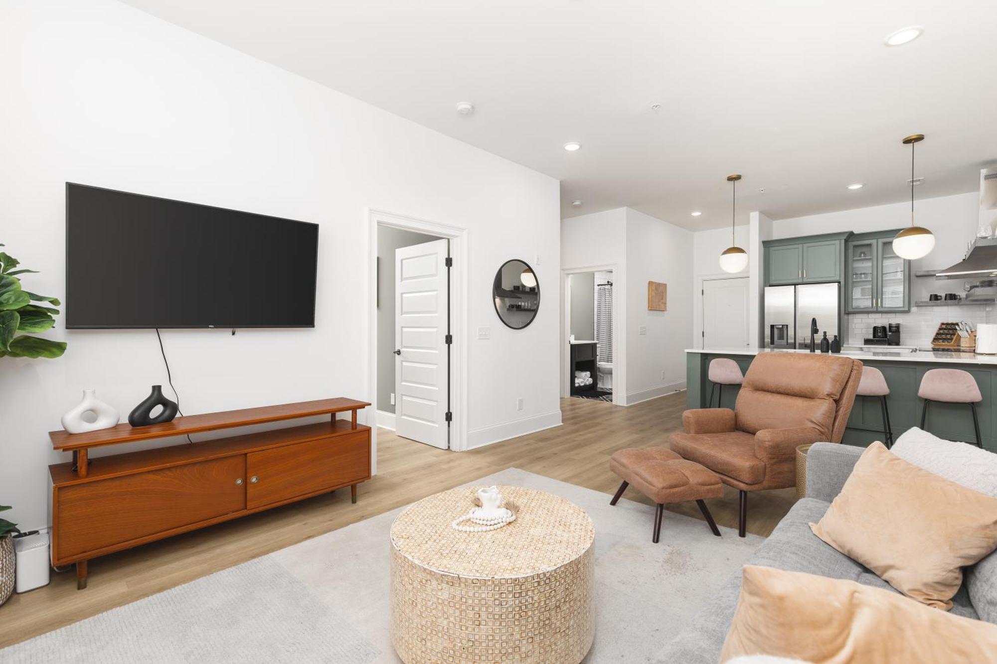 With Free Parking, 3 Miles Downtown, Near Restaurants Apartment Nashville