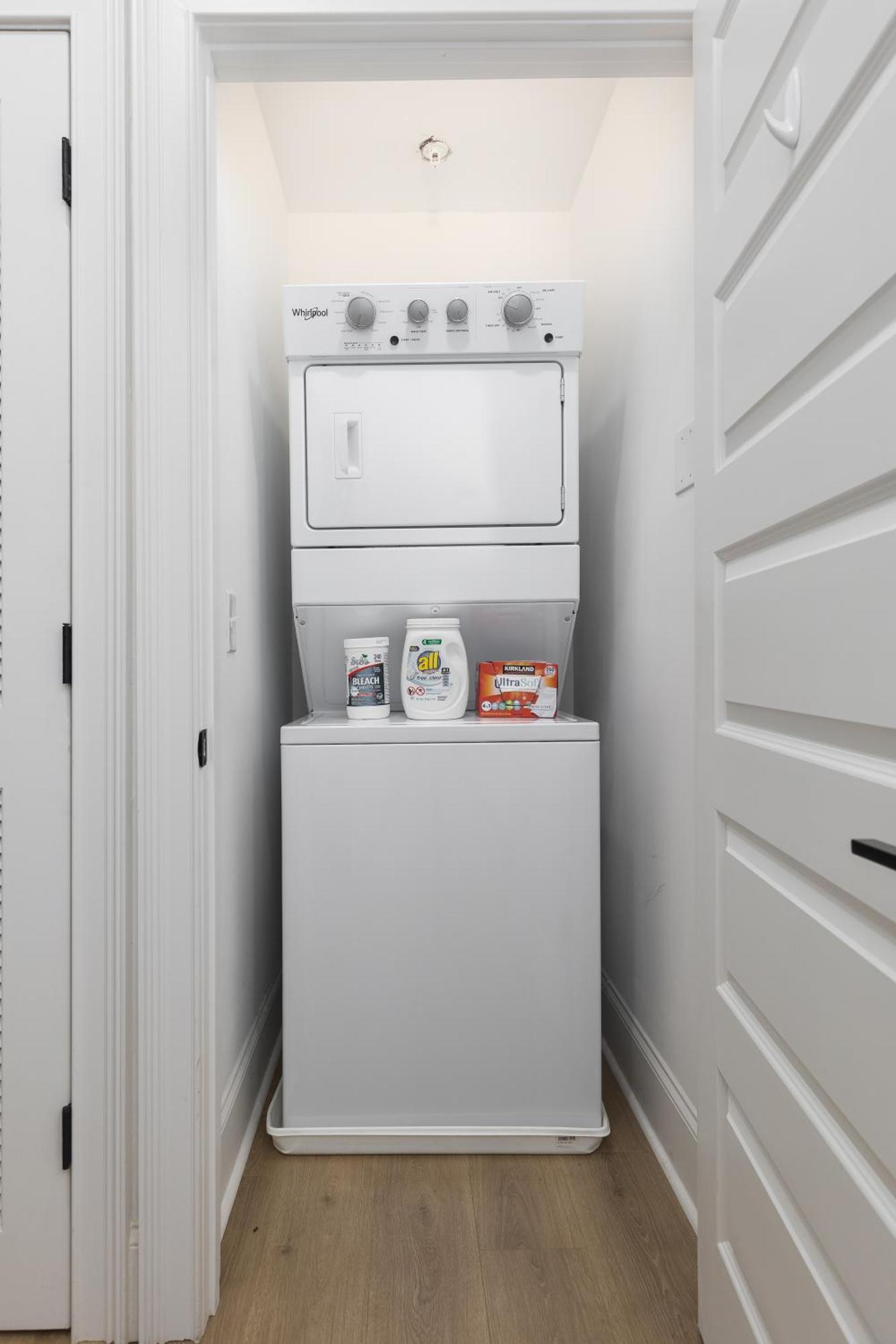 Apartment With Free Parking, 3 Miles Downtown, Near Restaurants *