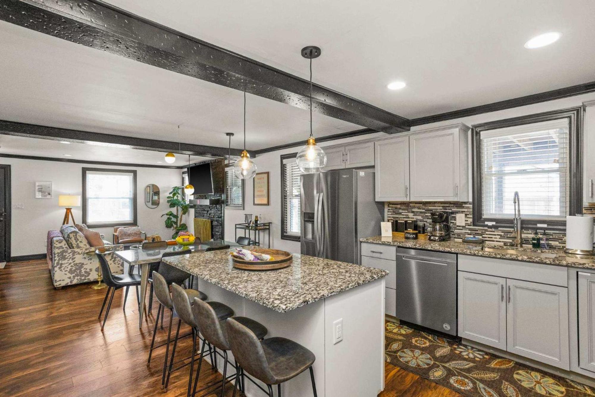 Cozy Close To Opry & Downtown Large Deck Holiday home