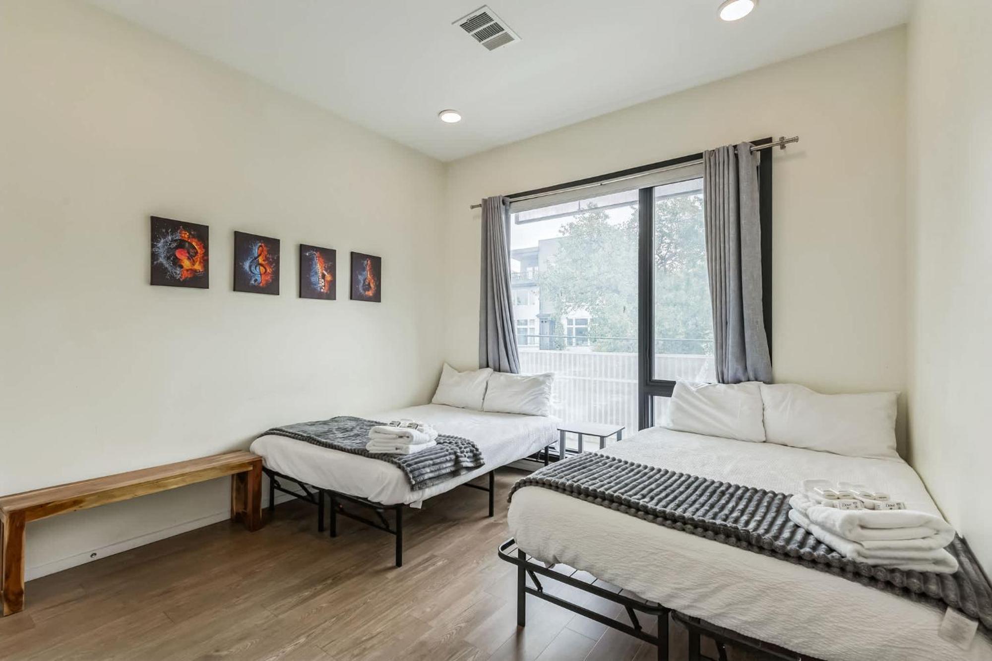 Trendy For 8 In Highly Walkable Neighborhood