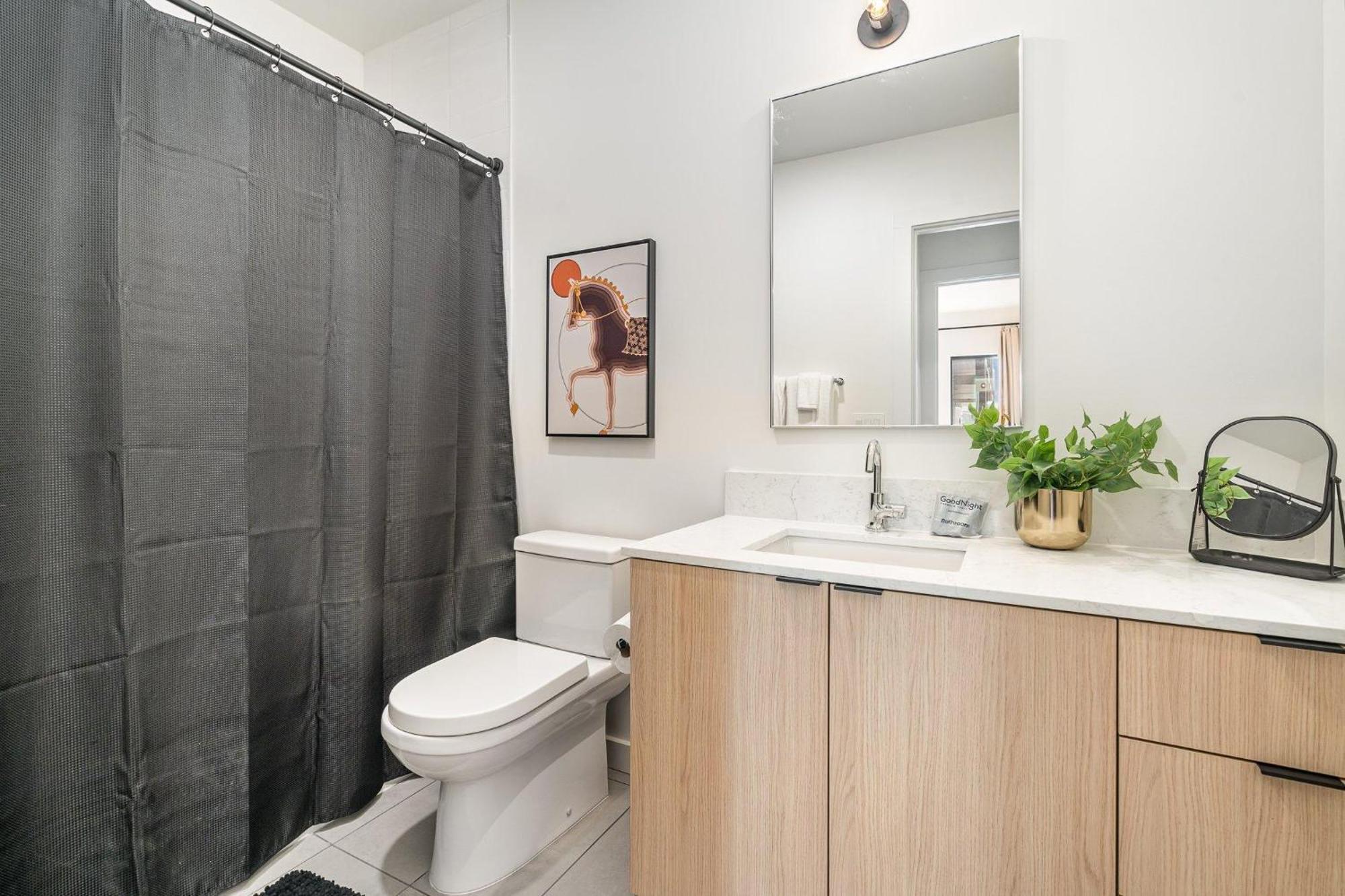 Hyve - Harmony Strum - Walk To Broadway - Pool & Gym *